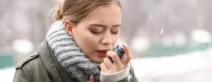 Junge Frau mit Asthma