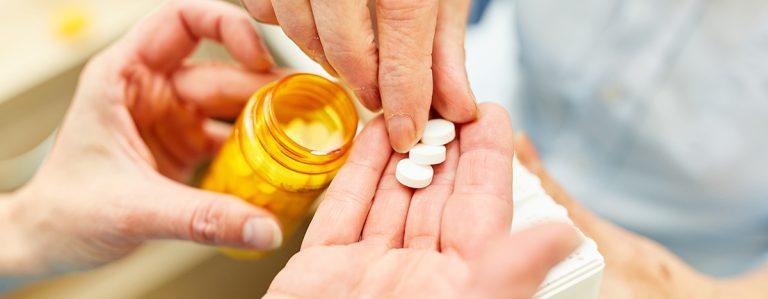 Pflegedienst verteilt Arzneimittel an Patient