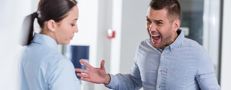 verbal aggressiver Mann im Krankenhaus