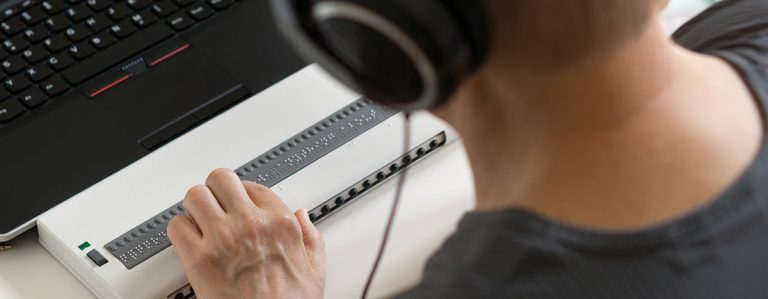 Barrierefreiheit-Sehbeinträchtigter Mensch beim benutzen der Barillezeilen Tastatur