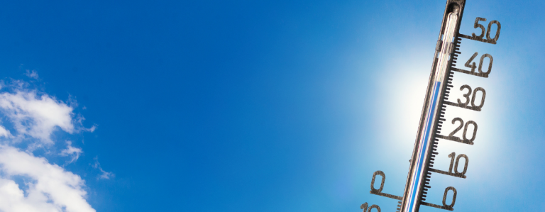 Dieses Bild ist das Titelbild für den Blogartikel zum Thema Hitzeschutz in der Pflege. Auf dem Bild sehen Sie ein Thermometer und einen hellen Himmel.