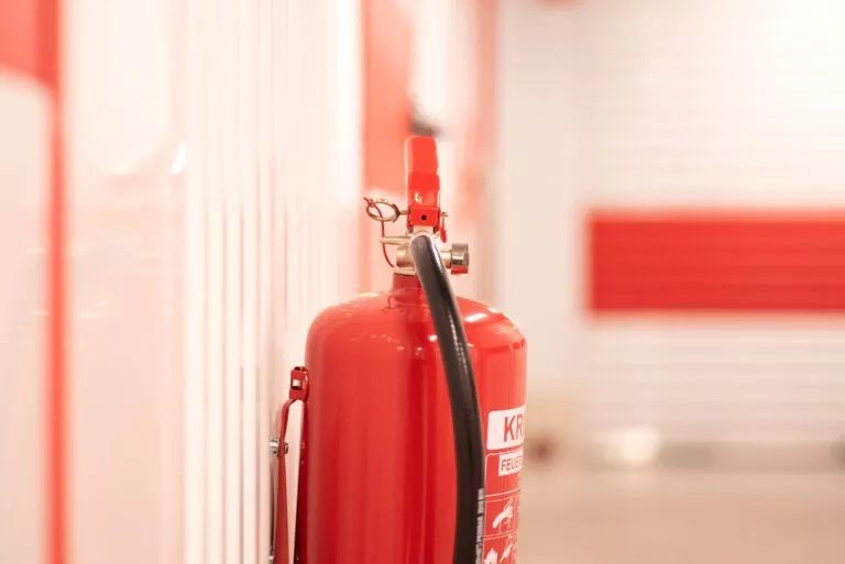Auf diesem Bild sehen Sie einen Ausschnitt aus der Pflichtfortbildung zum Thema Brandschutz in der stationären Pflege.
