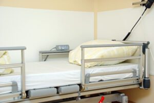 Auf diesem Bild zum Blogbeitrag über "Freiheitsentziehende Maßnahmen - rechtliche Grundlagen" sehen Sie ein Pflegebett mit aufgestellten Bettgittern.
