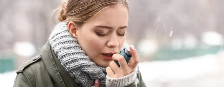 Junge Frau nutzt Inhalator im Winter.