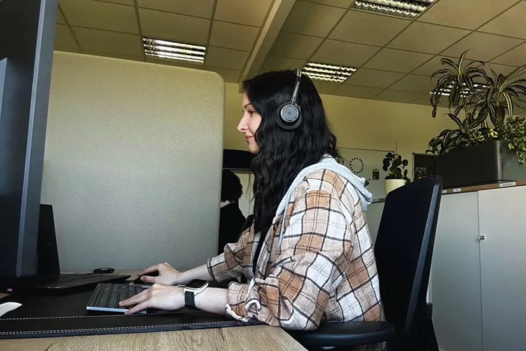 Auf diesem Bild sehen Sie Nancy bei der Erstellung eines E-Learning-Kurses - ein wichtiger Teil der Qualitätssicherung.