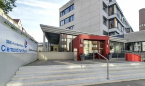 Eingangsbereich des DRK-Krankenhauses Clementinenhaus in Hannover.