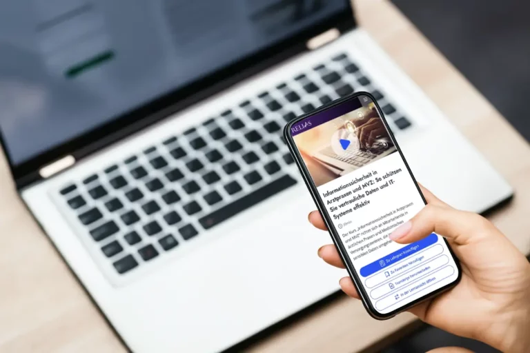 Person hält Smartphone mit geöffneter Online-Schulung zur IT-Sicherheit.