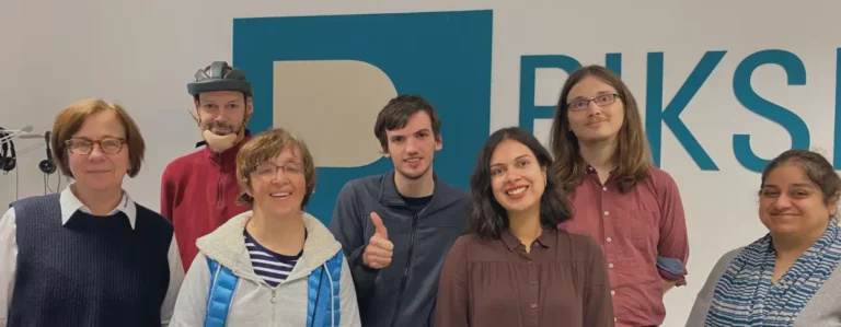 Auf dem Bild sehen Sie die Autorin des Blogartikels mit der Prüfgruppe