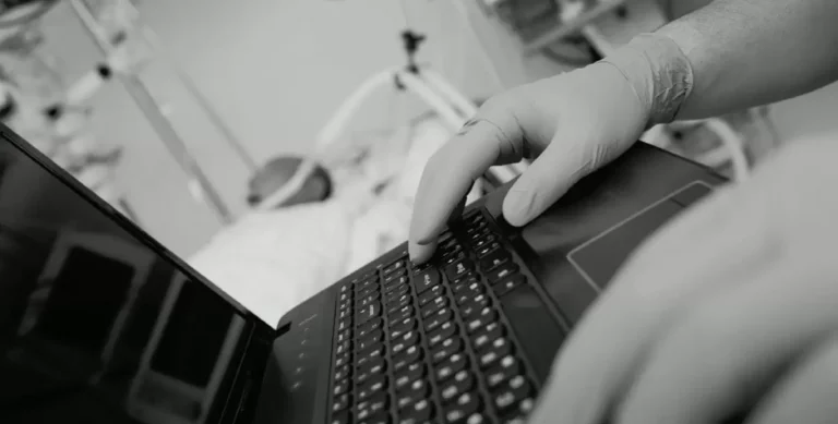 Medizinisches Fachpersonal dokumentiert Patientendaten am Computer im Krankenhaus.