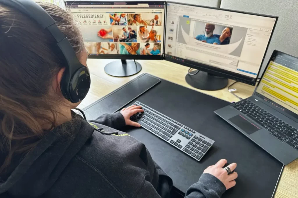 Auf dem Bild sehen sie Melanie aus dem Relias-Team bei ihrer Arbeit als Kursentwicklerin an einem unserer neuen E-Learning-Kurse.