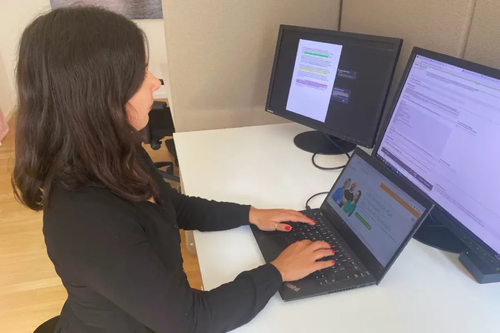 Auf dem Bild sehen sie Carolina aus dem Relias-Team bei ihrer Arbeit als Lektorin an einem unserer neuen E-Learning-Kurse.