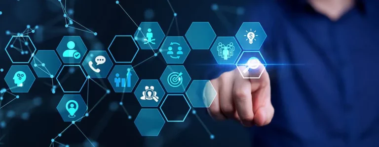 Hand tippt auf digitale Symbole.