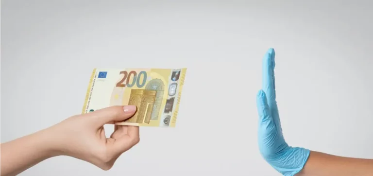 200-Euro-Banknote wird von behandschuhter Hand symbolisch zurückgewiesen.