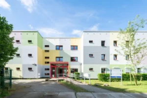 Modernes, buntes Pflegeheim mit barrierefreiem Eingang.