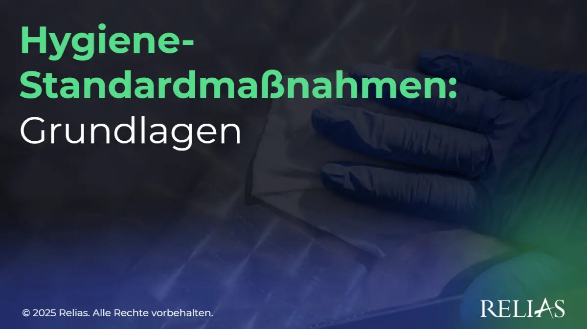 Titelbild eines Relias E-Learningkurses mit Text „Hygiene-Standardmaßnahmen: Grundlagen“ und Hand in Handschuh beim Reinigen.