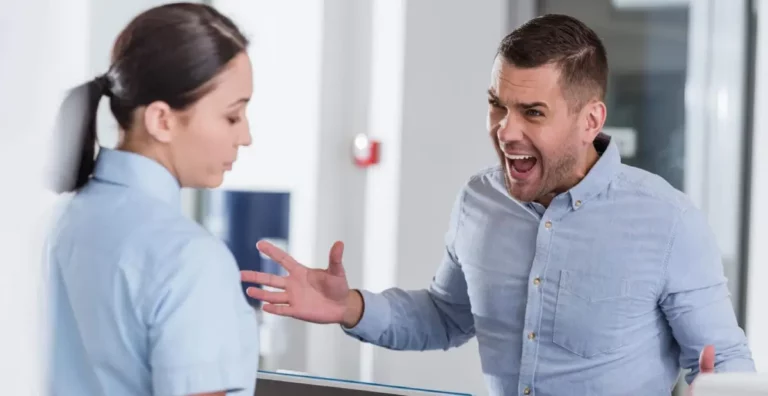 Emotionale Auseinandersetzung zwischen Pflegepersonal und schreiender Person.