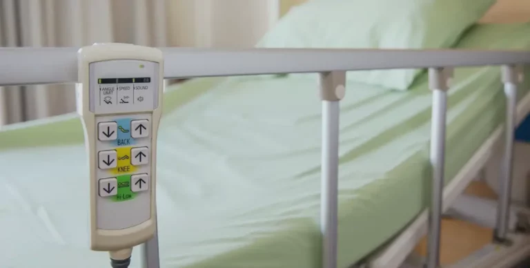 Fernbedienung zur Einstellung eines Klinikbetts am Bettgestell.
