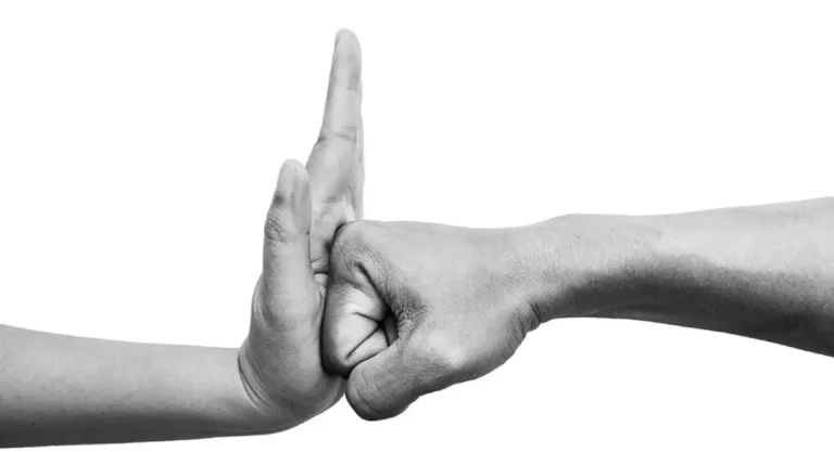 Flache Hand stoppt Faust – Symbol gegen Gewalt.