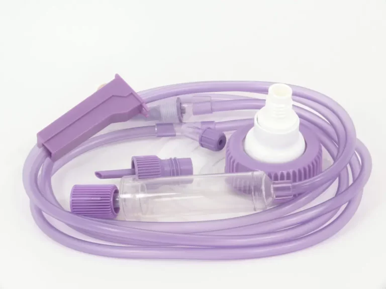 Lila Überleitsystem für enterale Ernährung auf weißem Hintergrund