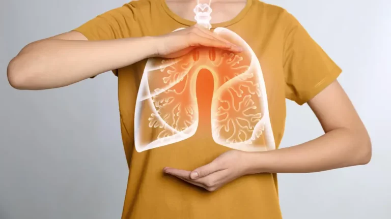 Illustrierte Lunge über Brust einer stehenden Person mit senfgelbem Shirt.