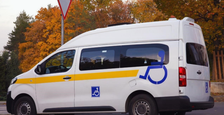 Beförderung von Personen mit Rollstuhl im Kleinbus