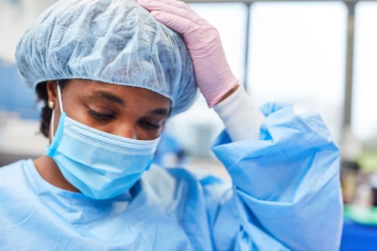 Erschöpfte Pflegerin in Notaufnahme einer Klinik