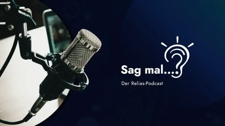 Mikrofon mit Schriftzug Sag mal… – Relias-Podcast zur Delegation in der Pflege