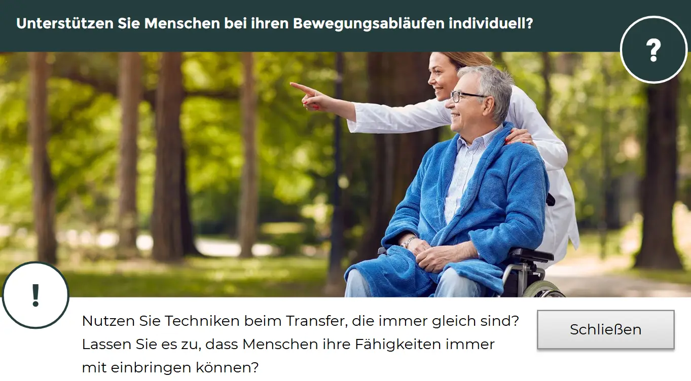 Pflegeperson steht hinter rollstuhlnutzender Person im Park und zeigt nach vorn.