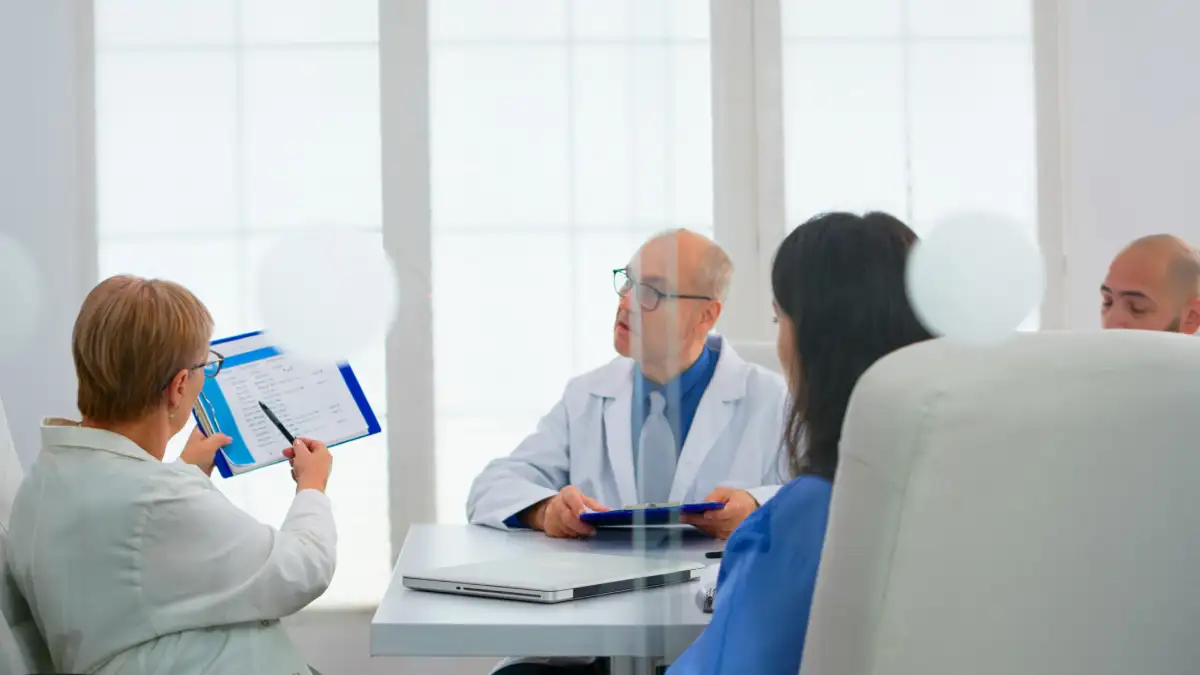 Gespräch zwischen Fachpersonal im Krankenhaus über Expertenstandards
