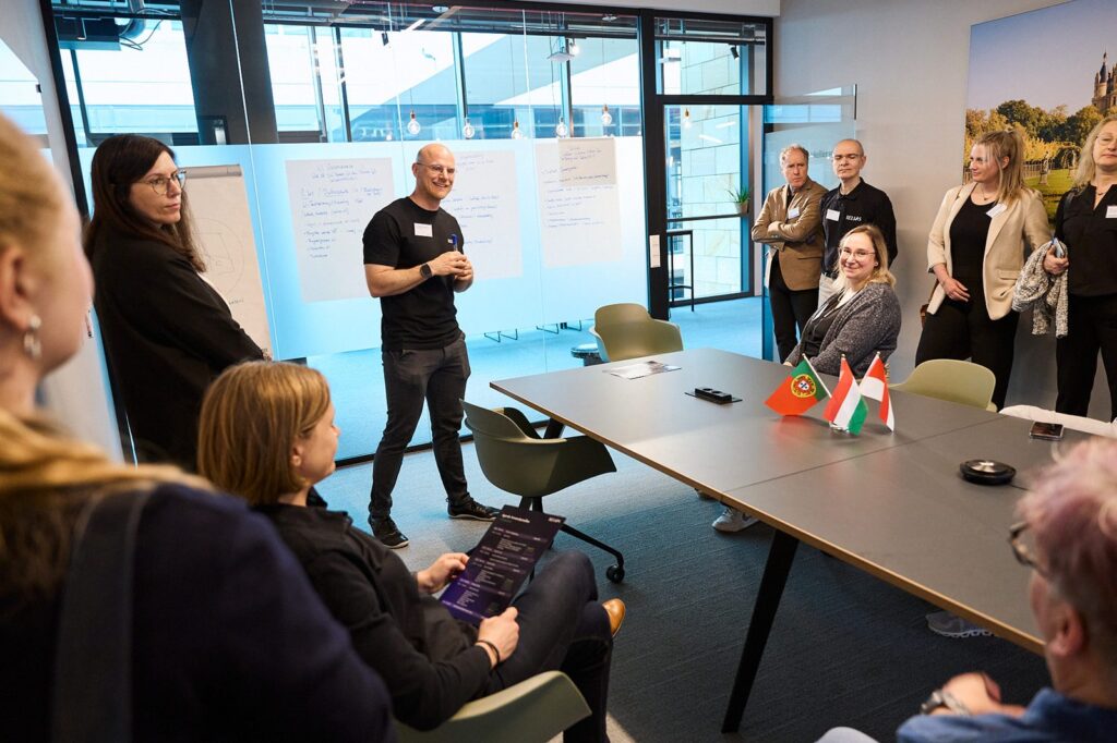 Austausch am Konferenztisch beim Relias Anwendertreffen 2026 in Berlin