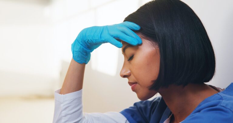 Nachdenkliche Mitarbeiterin im Krankenhaus, Fehlerkultur in der Pflege