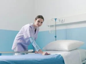 Junge Pflegefachperson nach der Ausbildung im Krankenhaus
