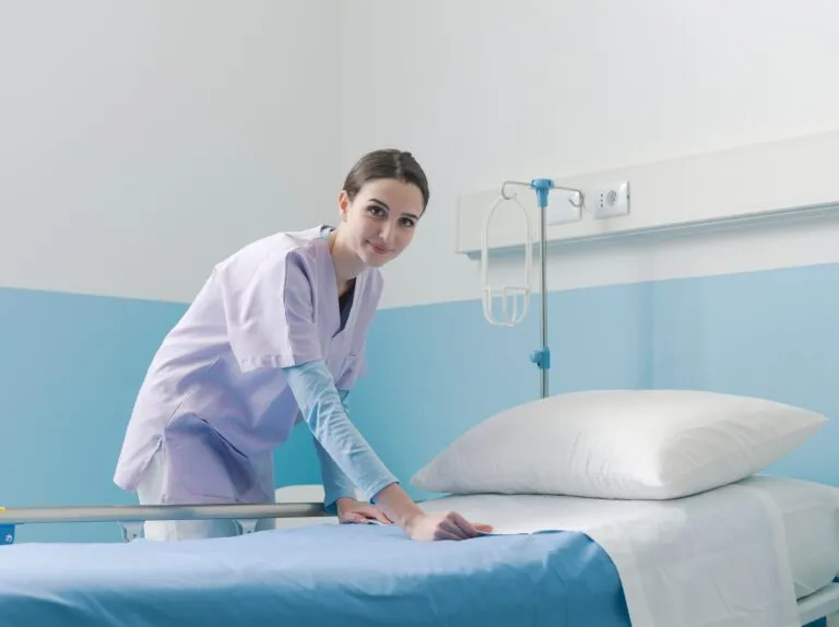 Junge Pflegefachperson nach der Ausbildung im Krankenhaus
