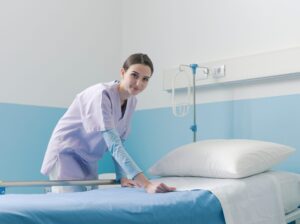 Junge Pflegefachperson nach der Ausbildung im Krankenhaus