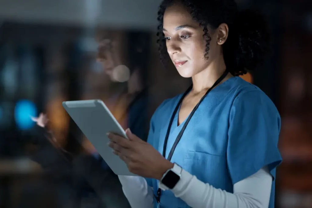 Pflegefachkraft nutzt Tablet für digitale Fortbildung im Gesundheitswesen