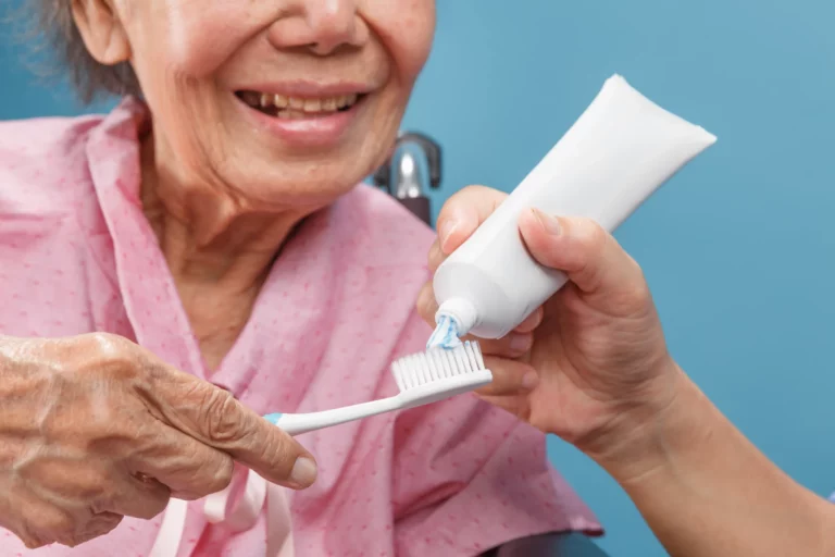 Ältere Frau beim Zähneputzen – Expertenstandard Förderung der Mundgesundheit
