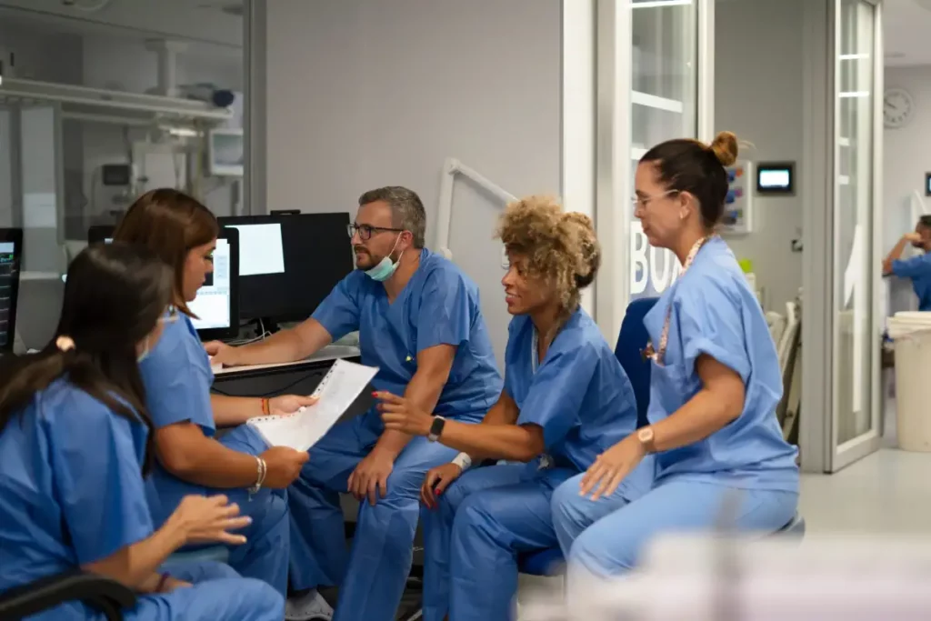 Pflege- und Klinikpersonal im Austausch über Patientendaten als Beispiel für Wissenstransfer im Gesundheitswesen