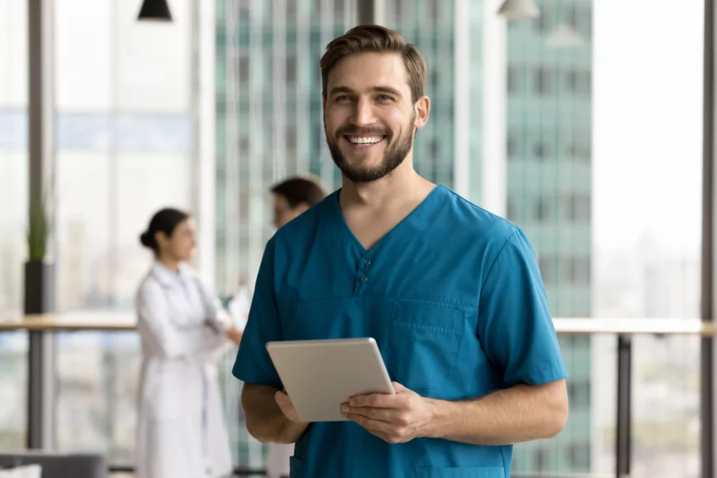 Pfleger mit Tablet in der Klinik – Online-Fortbildung Wundmanagement