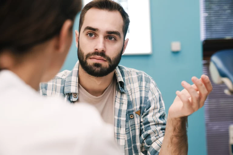 Auf diesem Bild sehen Sie einen Ausschnitt aus dem Relias E-Learning-Kurs. Sie sehen einen dunkelhaarigen Mann, der sich mit einer anderen Person unterhält.