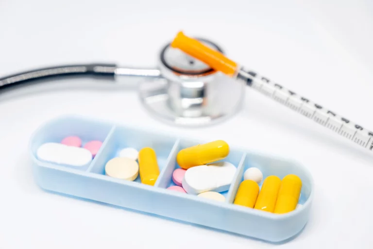 Auf diesem Bild sehen Sie eine Schale mit verschiedenen Tabletten. Das Bild ist ein Ausschnitt aus dem Relias E-Learning-Kurs zum Thema Medikamentengabe in der Eingliedeurngshilfe.
