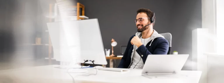 Mann im Videocall am Computer – Online-Webinar