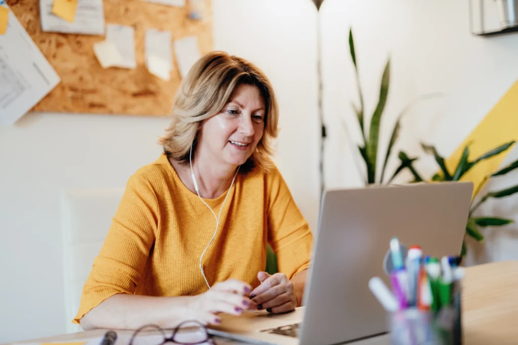 Frau arbeitet im Homeoffice am Laptop – Online-Fachfortbildung