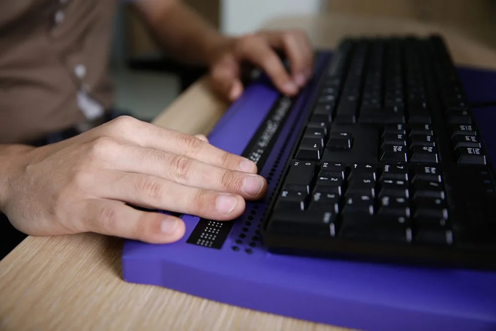 Barrierefreiheit- Nutzer der Barillezeilenen Tastatur