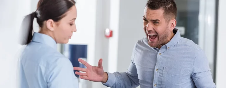 verbal aggressiver Mann im Krankenhaus